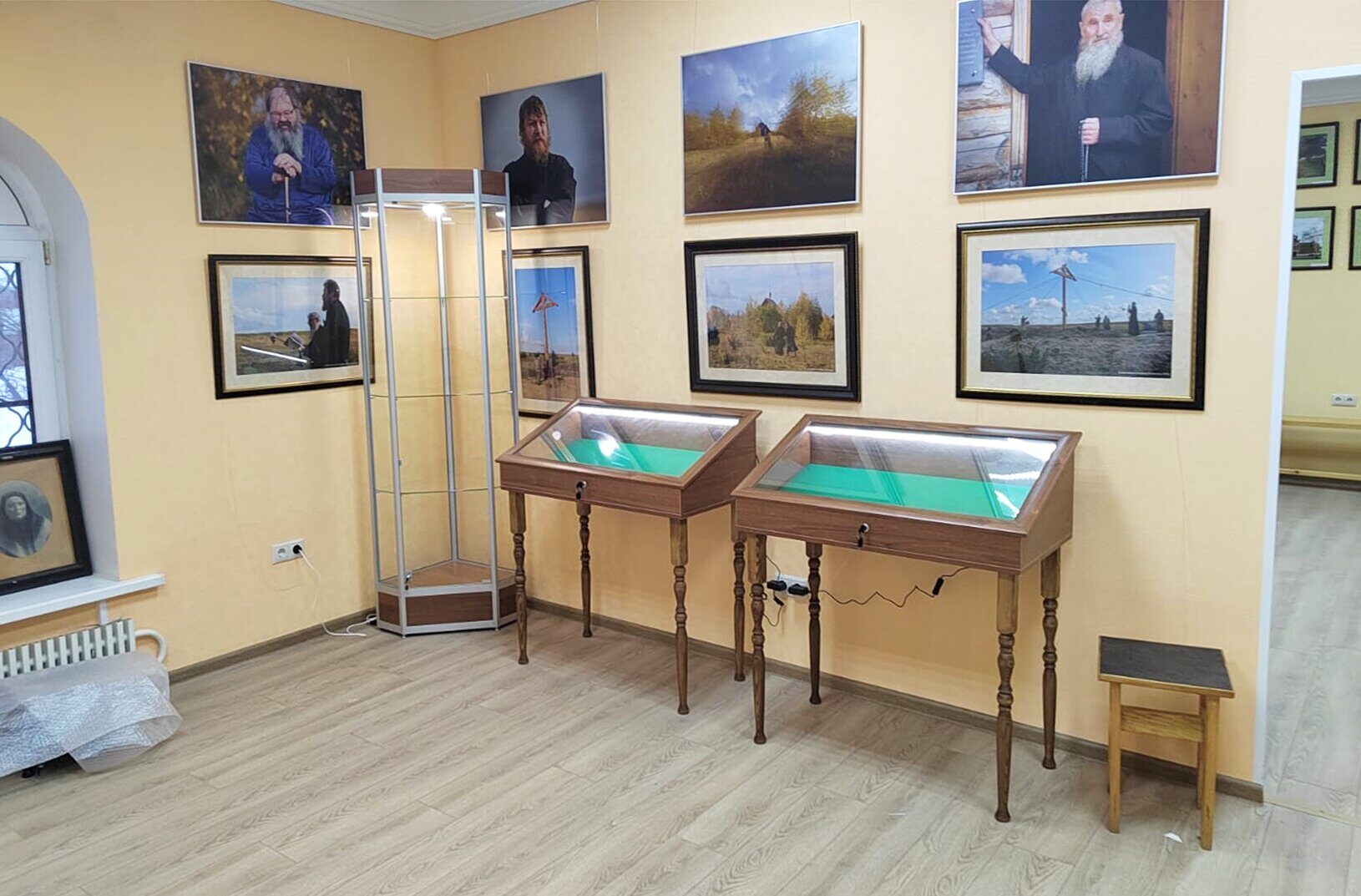 Витрины горизонтальные в классическом стиле, цвет Орех.